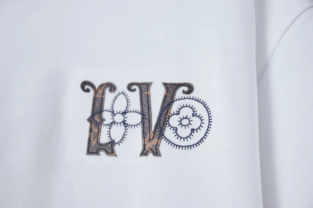 🅿️190 1V 25SS early spring new style Leather embroidered LV letter short sleeves Light luxury A must-have item for daily commuting for men and women Correct version Welcome to compare Detailed features · 320g 100% pure cotton double yarn jersey fabric · Special thickening in the same vat 32 pieces double-strand 1X1 thread . Leather-cut LV letter splicing embroidery · Imported Tajima machine embroidery with various craft letters · Double-needle sewing and cross-seam technology · Original main mark, washed tag, brand moisture-proof paper packaging Color: black/white Size: S/M/L/XL